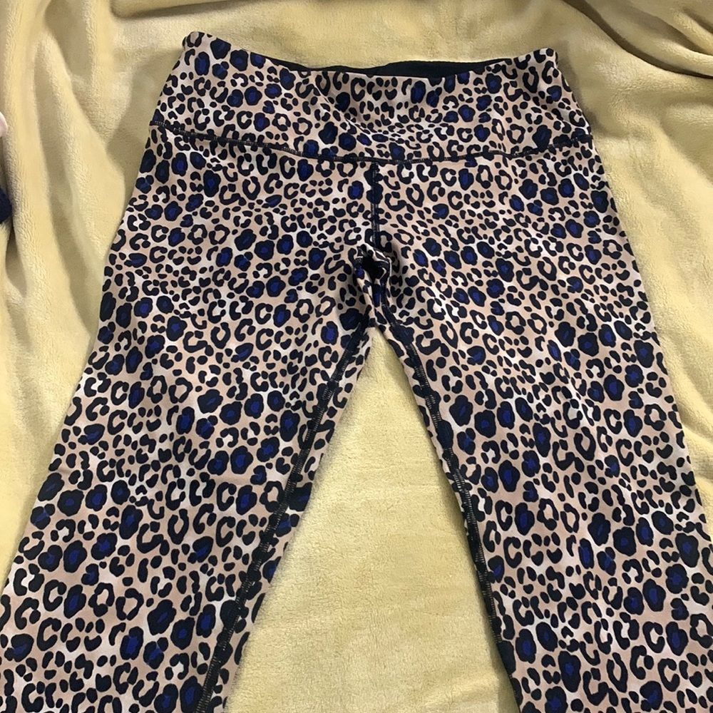 Size L Leopard Victoria Secret Sport leggings 7/8 length.